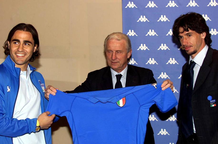 Cartoline dalla Nazionale. Presentazione della maglia azzurra per i Mondiali del 2002 il Corea e Giappone (Ansa)